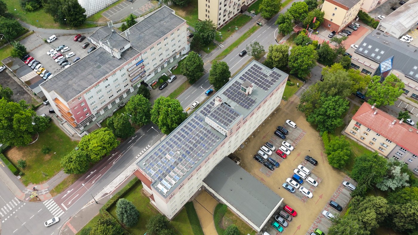 Letecký pohled na budovu a areál s parkovištěm