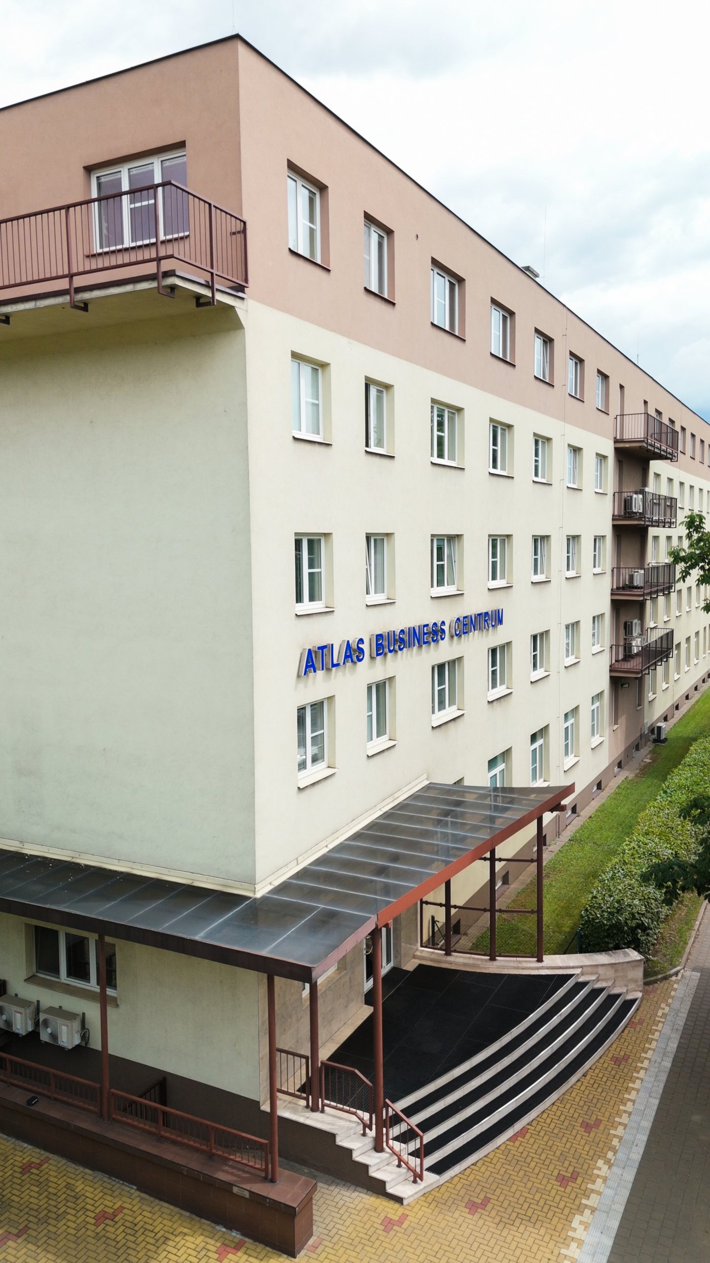 Fasáda budovy s nápisem ATLAS BUSINESS CENTRUM