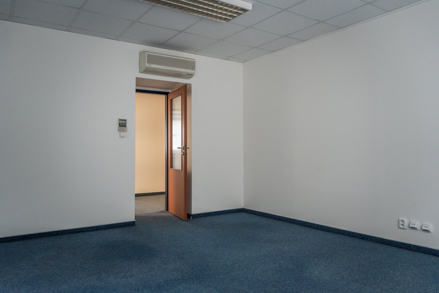 Kancelář s nástěnnou klimatizací