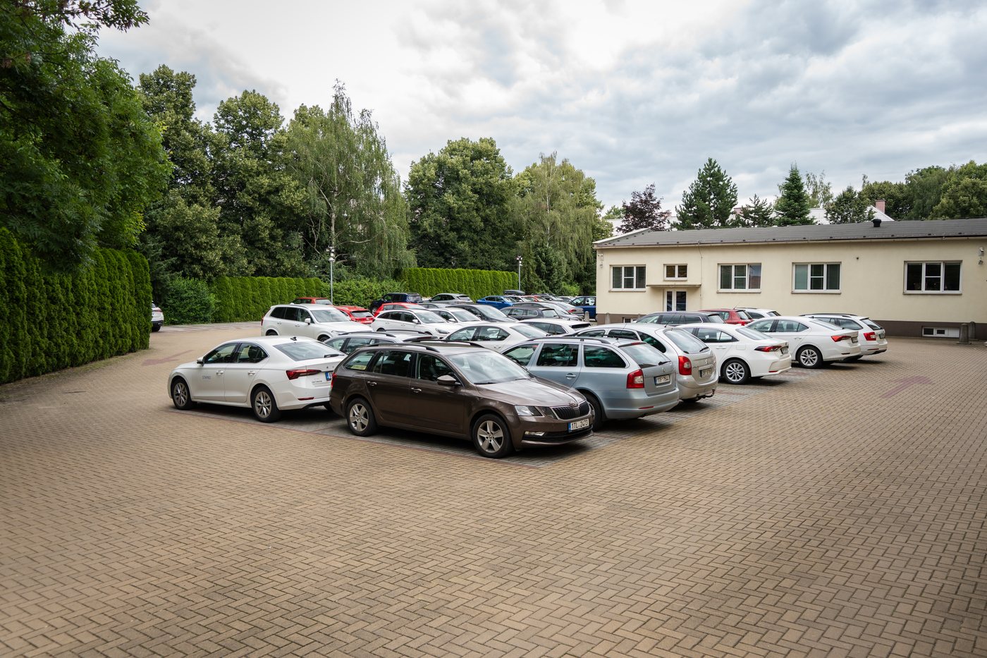 Vlastní parkoviště v areálu budovy