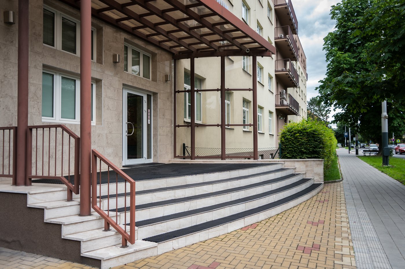 Hlavní vstup do budovy s přístřeškem a schodištěm